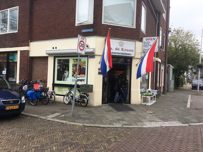 832650 Gezicht op de buurtwinkel De Kroon (Jan van Scorelstraat 81) te Utrecht.